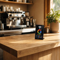 Tarjeta NFC Reseñas Google en el mostrador de una cafetería